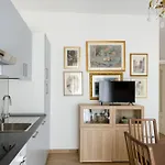 Casa Degli Artisti 1 *